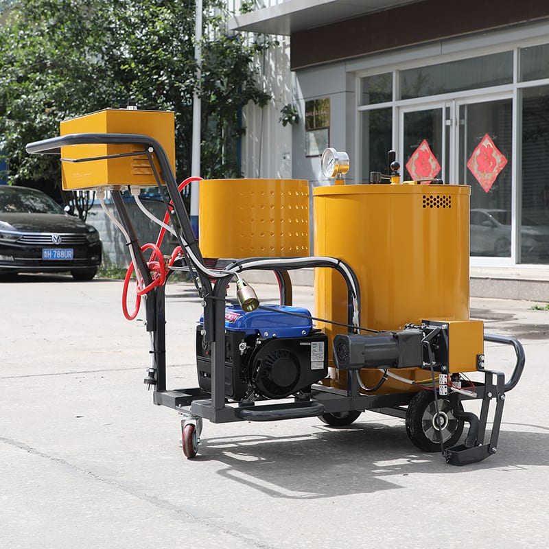 Ручная машина заделки трещин FURD FGF-60 на улице